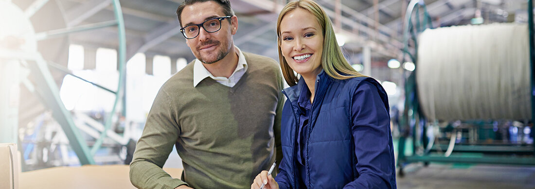 Mann-Frau-Halle-Kartons-Klemmbrett-623383812-web Mann-Frau-Halle-Kartons-Klemmbrett-623383812-web