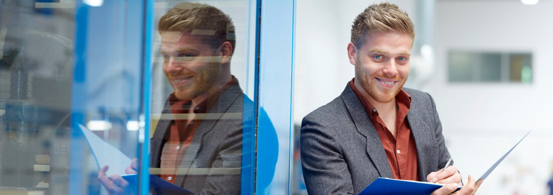 Mann-Klemmbrett-Produktion-iStock_000056632996 Mann-Klemmbrett-Produktion-iStock_000056632996