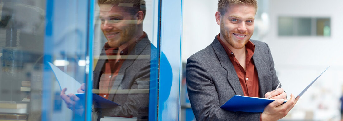 Mann-Klemmbrett-Produktion-iStock_000056632996 Mann-Klemmbrett-Produktion-iStock_000056632996